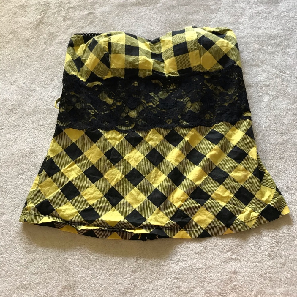 FASHION MAGAZINE Strapless Top